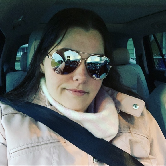 Meet your Posher, Tori - Picture 5 of 6